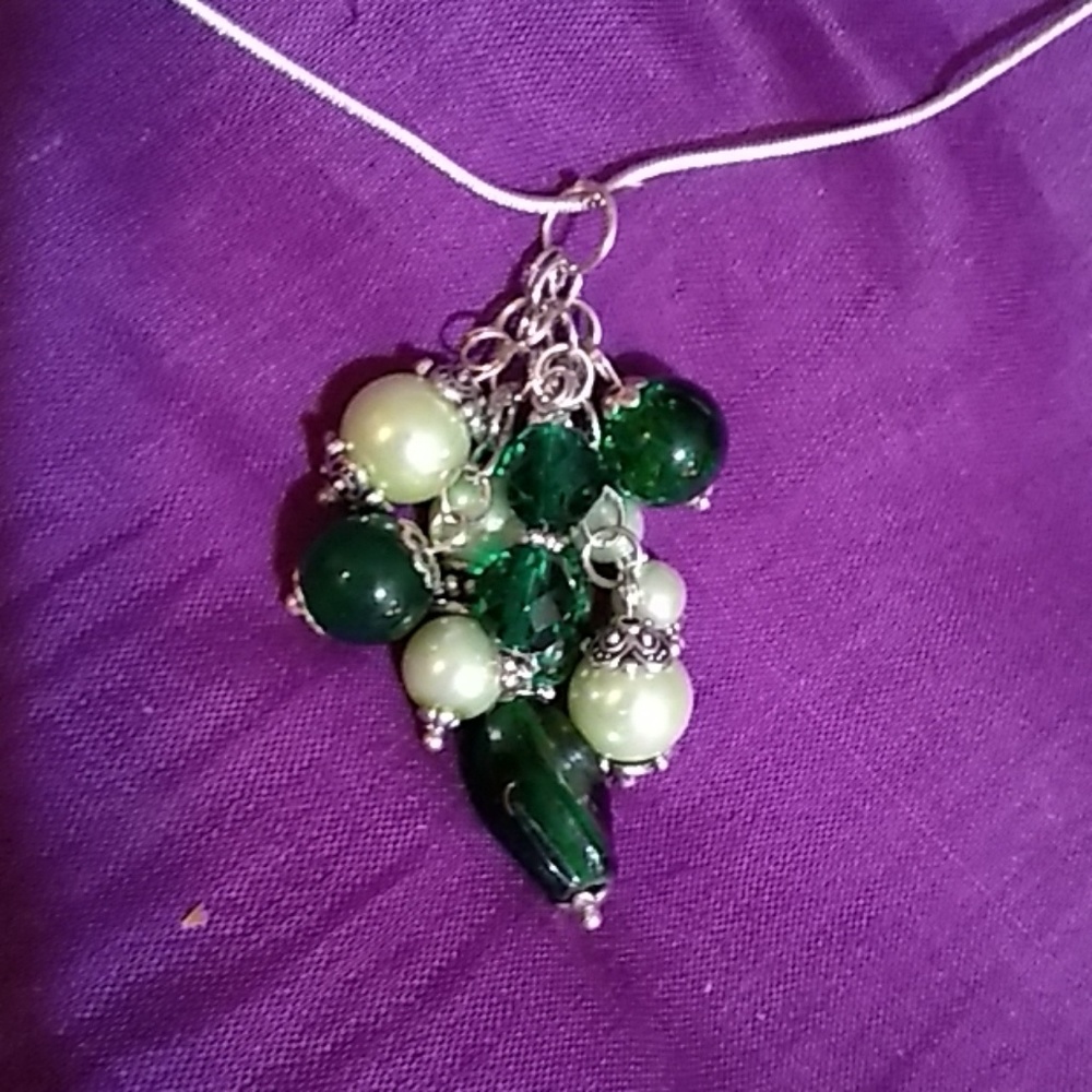 Clearance-grn glass pearl & glass beaded necklace.